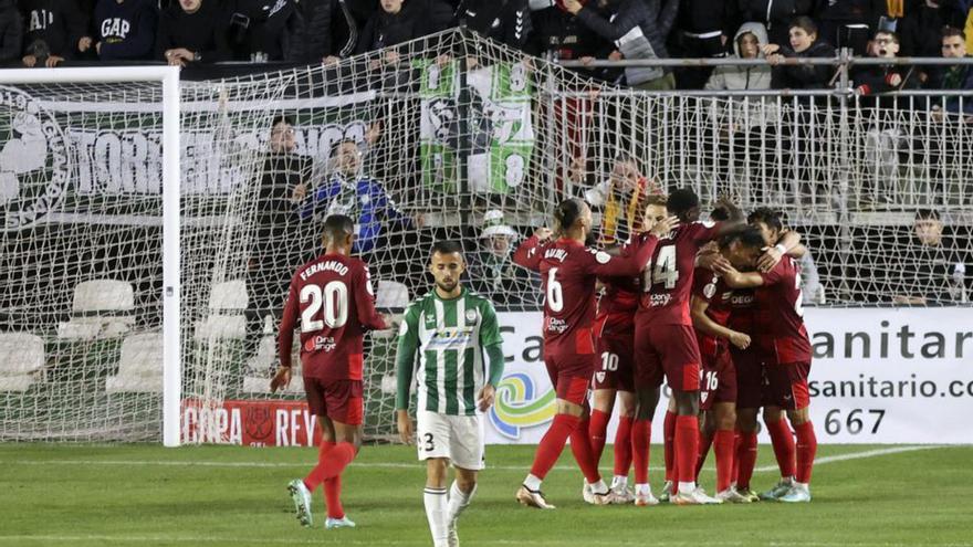 Els jugadors del Sevilla celebrant un gol al Torremolinos. | DANIEL PÉREZ/EFE
