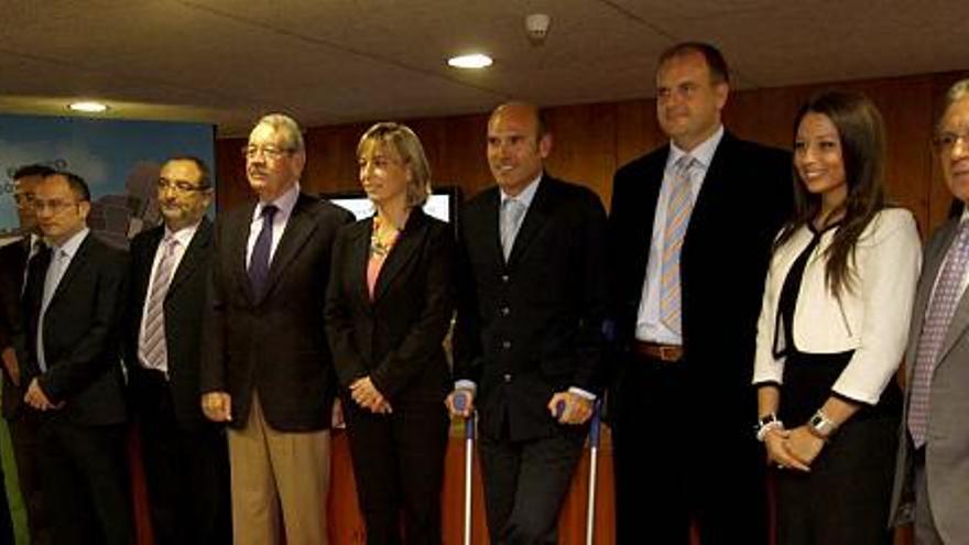 La alcaldesa, Sonia Castedo, -en el centro- y el concejal Juan Seva -con muletas-, junto a los representantes de las firmas que colaboran en Ciclovía Alicante