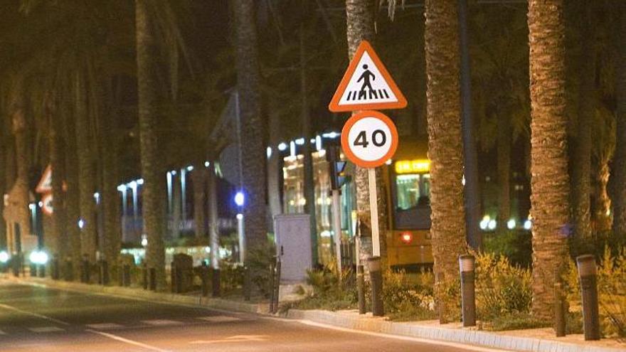 El tranvía pasa por la Playa de San Juan en un tramo en el que prácticamente la totalidad de los farolillos no funcionan