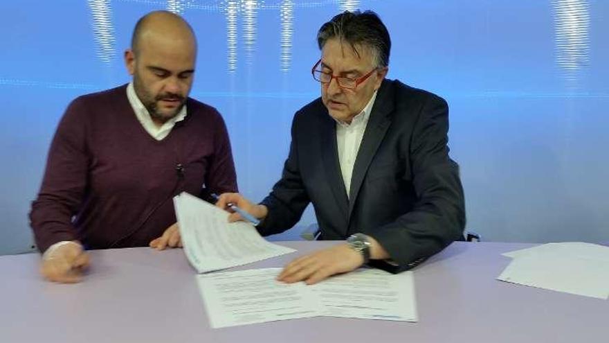 Julián Garriga y Gumersindo González firman el acuerdo.