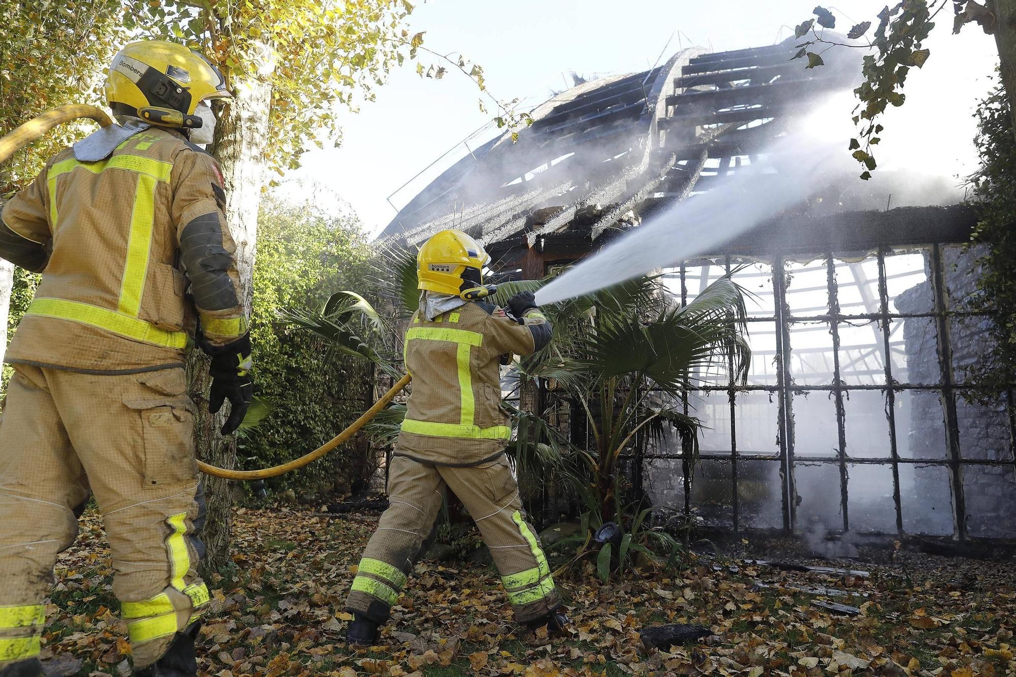 Les imatges de l'incendi al restaurant Mas Marroch dels Germans Roca a Vilablareix
