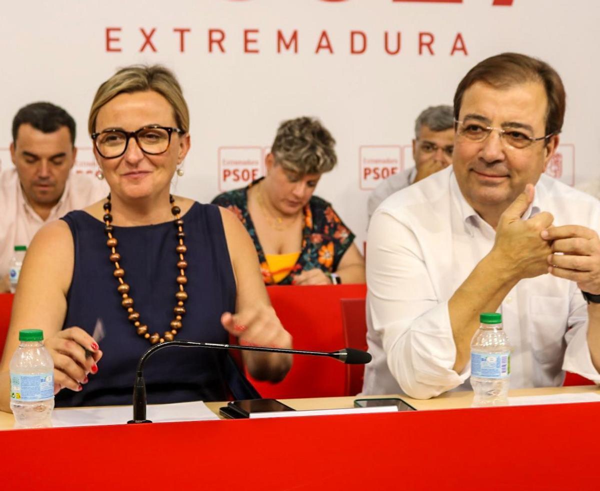 Blanca Martín y Fernández Vara y al fondo, entre ambos, Soraya Vega.