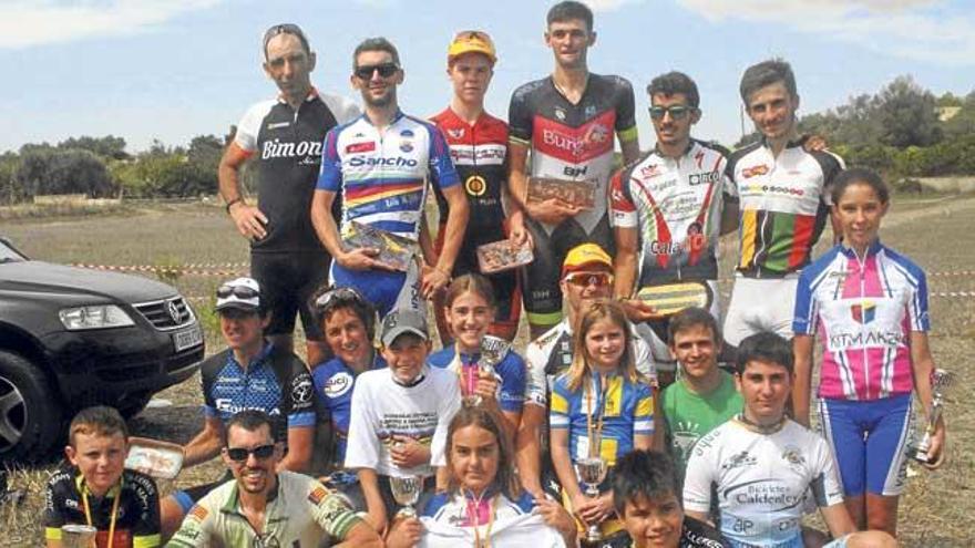 Imagen de los primeros clasificados en el podio tras la entrega de trofeos.