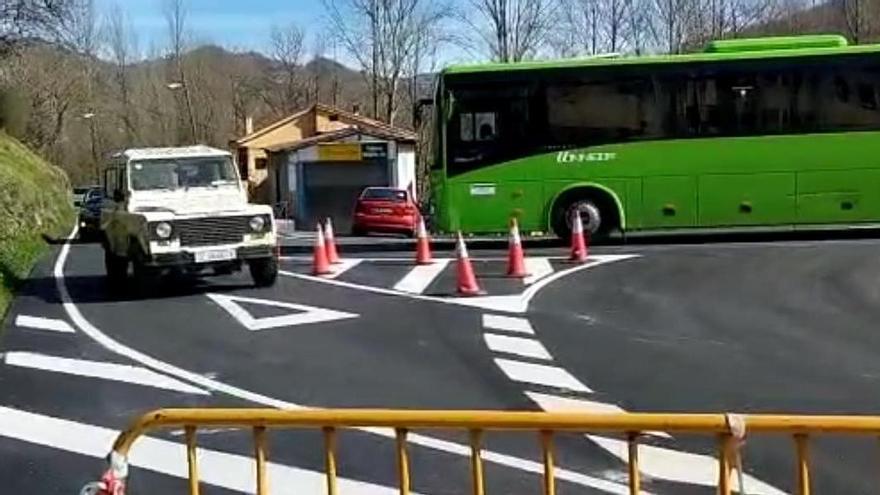 La glorieta de La Llera de Lena, sin espacio para los autobuses