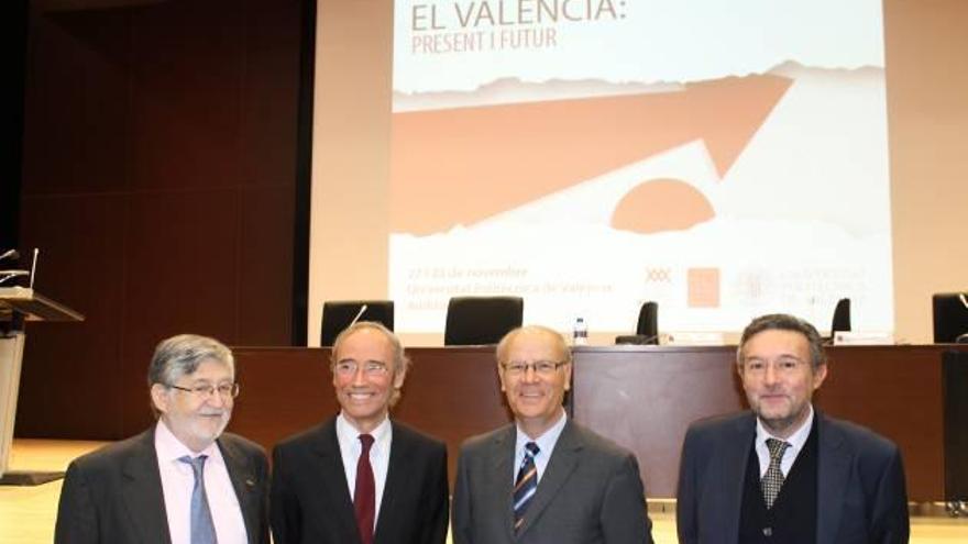 El académico Honorat Ros, el diputado estatal Ciprià Ciscar, el presidente de la AVL Ramon Ferrer y el vicepresidente Josep Palomero, ayer.