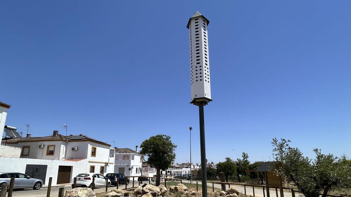 Imagen de la Torre de la Biodiversidad que se ha instalado en La Puebla del Río.