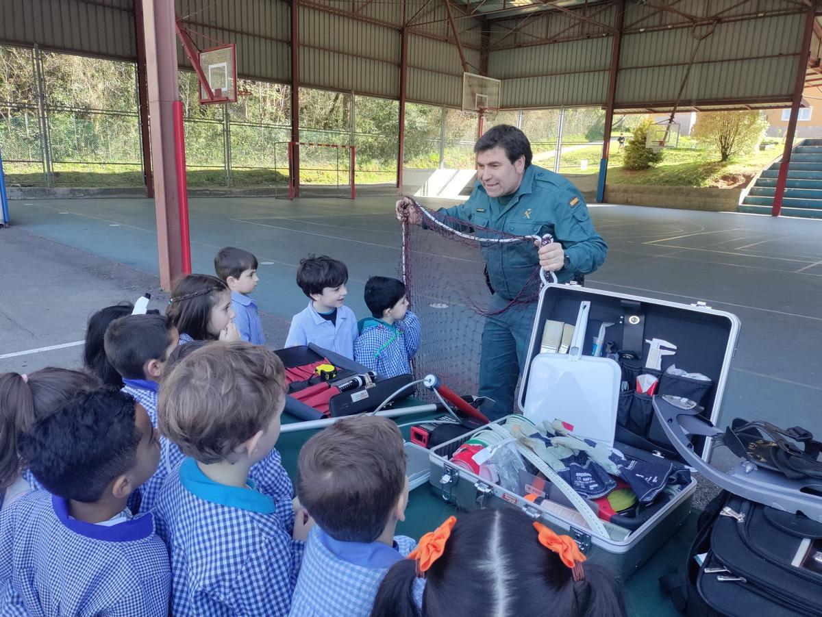 Las secciones de la Guardia Civil en el colegio Reconquista