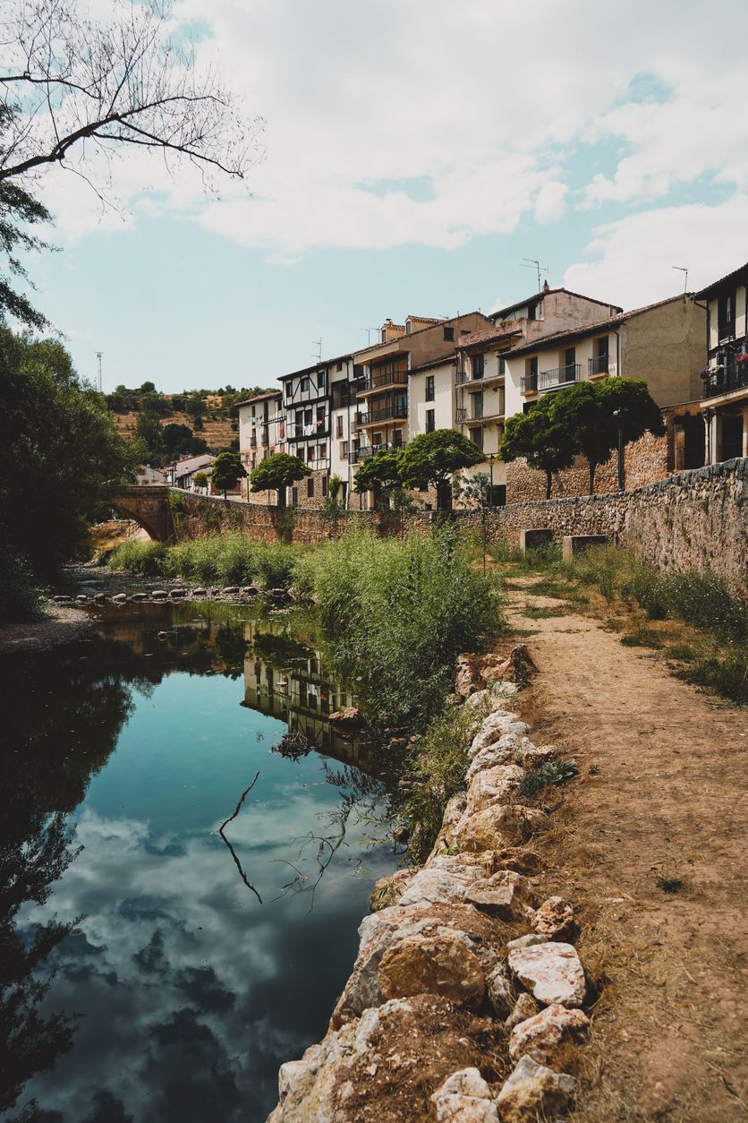 El río Arlanza fluye por el pueblo.