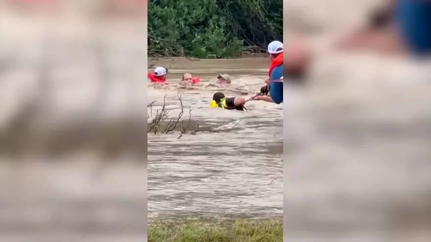 Dramático rescate en Texas: un conductor queda atrapado durante las inundaciones
