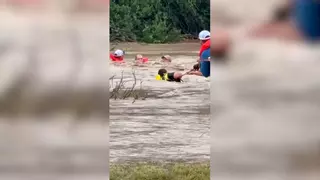 Dramático rescate en Texas: un conductor queda atrapado durante las inundaciones