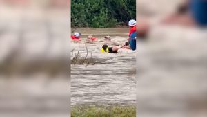 Dramático rescate en Texas: un conductor queda atrapado durante las inundaciones