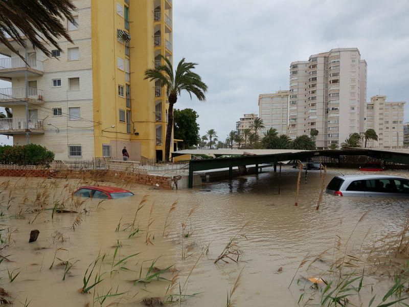 La playa de San Juan inundada tras el temporal