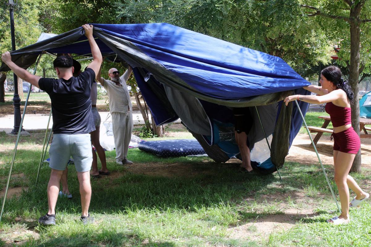 Una familia monta una tienda de campaña en el parque Virgilio Castilla Carmona en Armilla para pasar la noche ante el miedo y los destrozos causados por los terremotos en sus viviendas.EFE/Pepe Torres. Sust foto