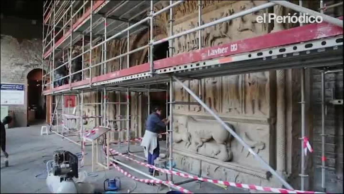 La portalada del monestir de Ripoll té un aspecte renovat després de cinc mesos d’obres.