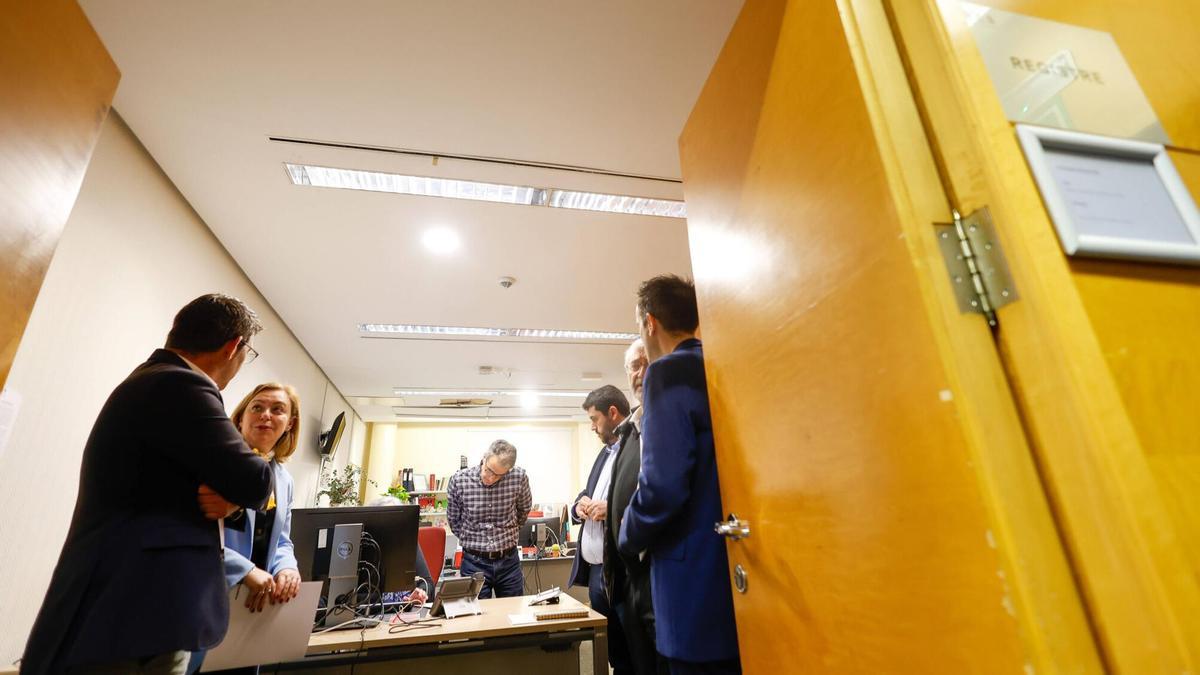 Representantes de Unió Municipalista presentan la ILP para rebajar el listón electoral.