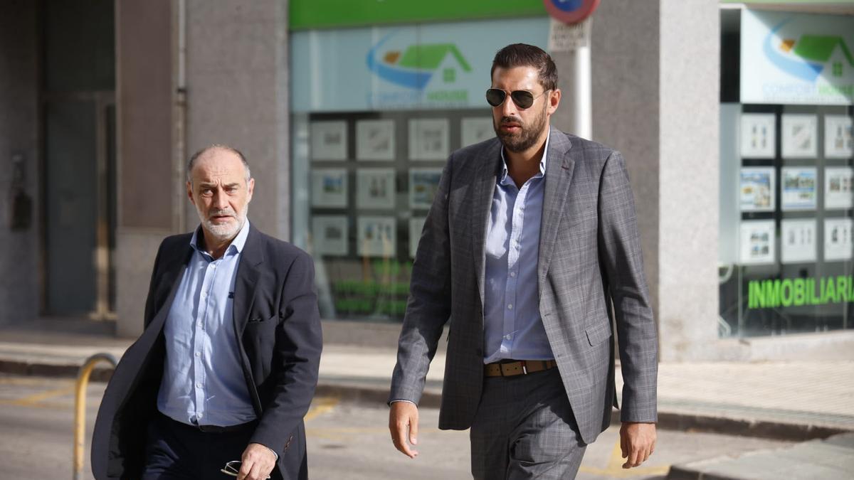El diputado regional José Ángel Antelo y su abogado, José Francisco Garre, a su llegada a los juzgados de Cartagena este jueves.