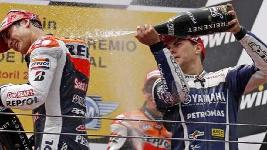 Lorenzo &#039;baña&#039; con cava a Dani Pedrosa en el podio de Estoril.