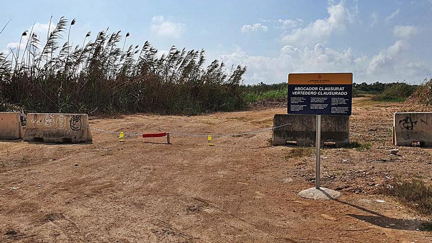 Cartel ubicado en  la zona del vertedero ilegal. | LEVANTE-EMV