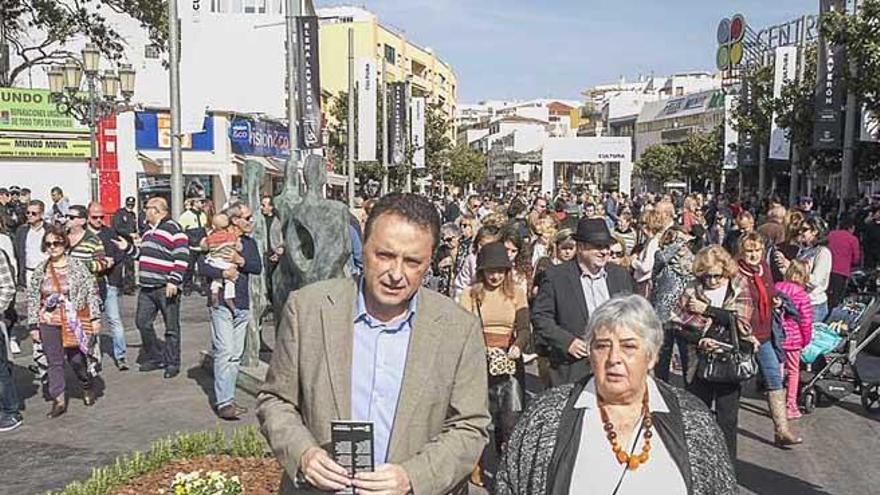 La escultora ceutí afincada en Churriana en la inauguración de la exposición con el alcalde, José Ortiz.