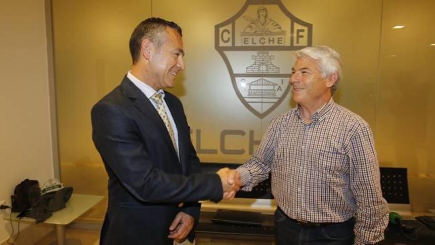 Diego García y Juan Serrano, ayer, tras la reunión del consejo de administración del Elche CF, se saludan en el Martínez Valero.