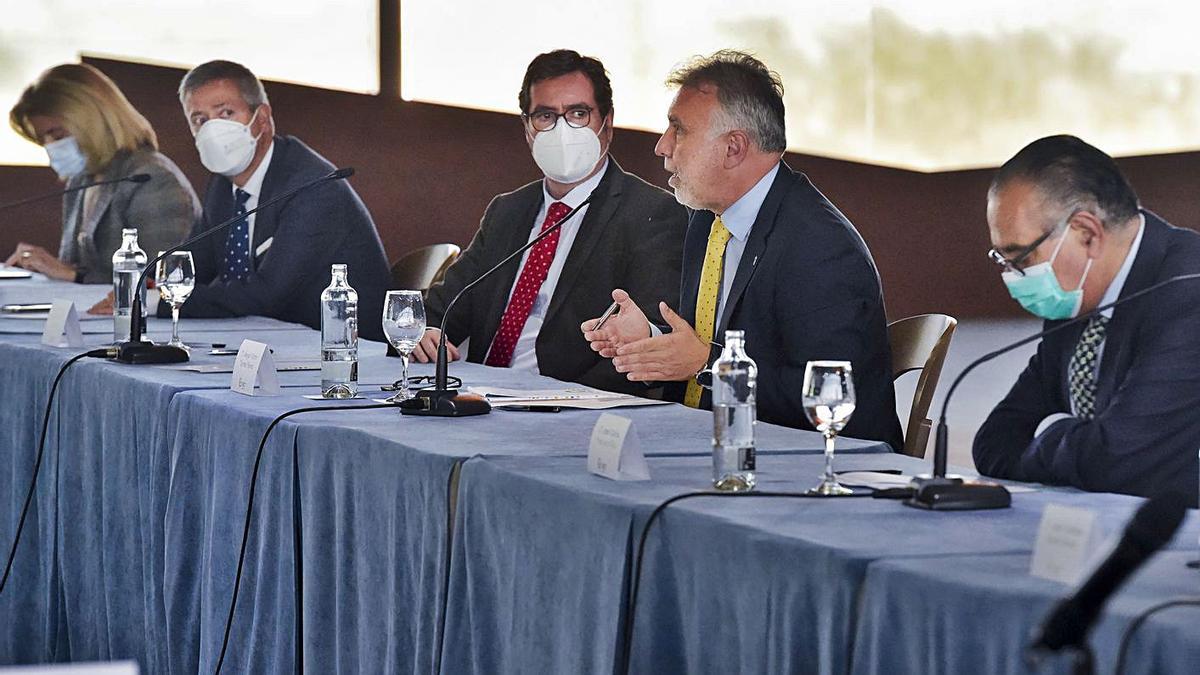 El presidente canario y sus homólogos en la patronal nacional y las provinciales canarias, durante la videoconferencia.