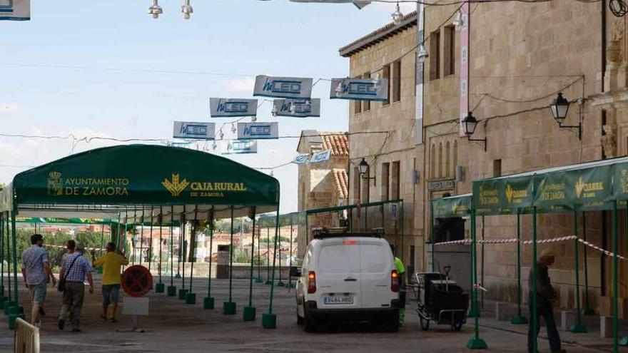 A la izquierda, la plaza de Claudio Moyano aguarda la llegada de artesanos y a la derecha, los corrales que albergarán al ganado.