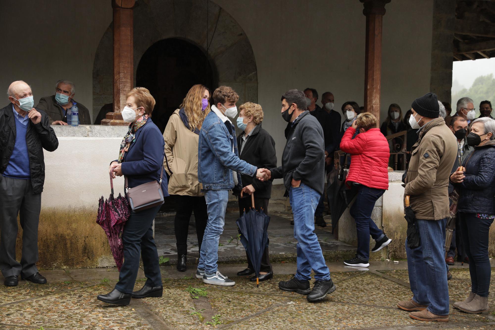 Emotivo funeral por Teresa Aladro, asesinada en Laviana por su exmarido