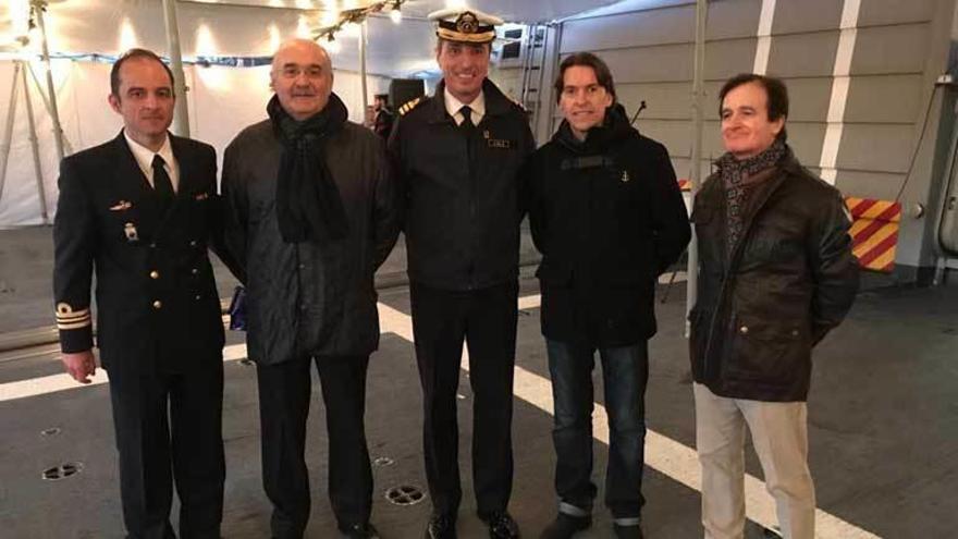 Representantes de la asociación Amigos de las Anclas Philippe Cousteau junto a los capitanes Jorge Lens y Santiago Vila.