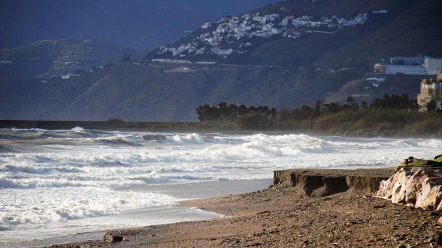 &#039;Helena&#039; obliga a cerrar Sierra Nevada y suspende las conexiones marítimas