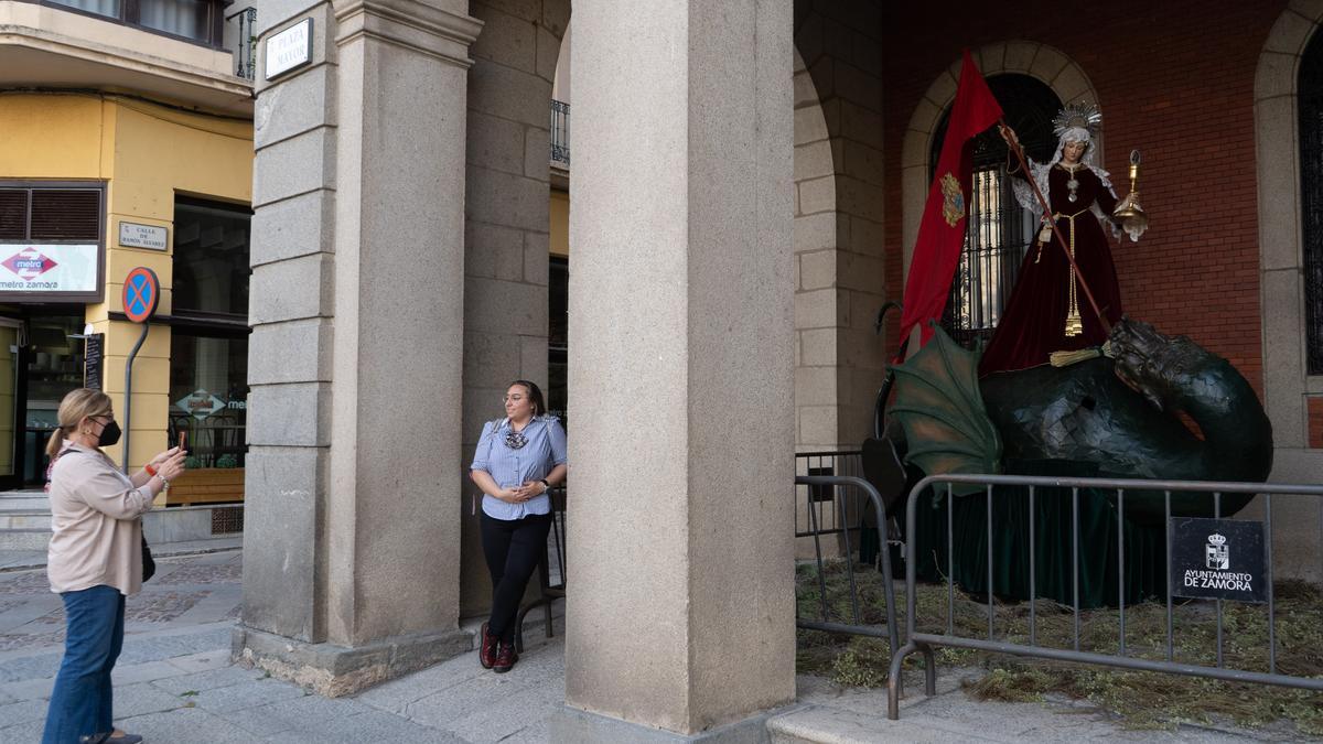 La Tarasca, en los soportales del Ayuntamiento de Zamora.