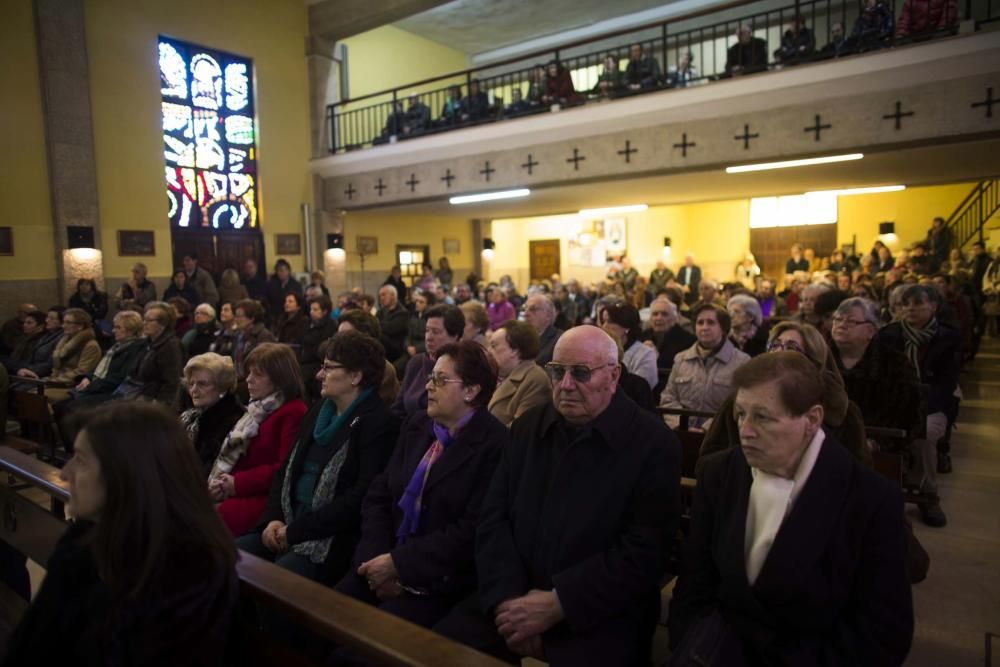 Misa y besapiés en la iglesia de la Tenderina