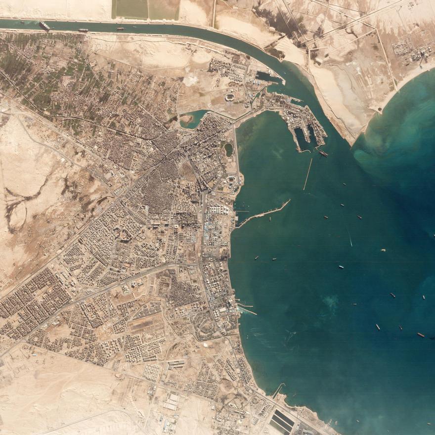 El canal de Suez, en una vista de satélite tras bloquear un carguero el paso.