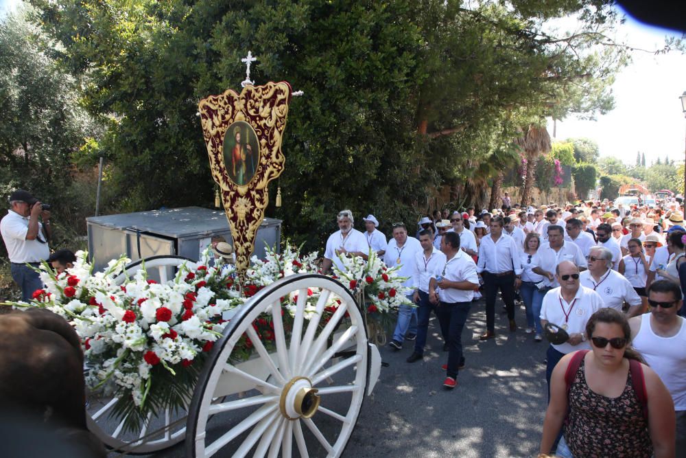 Los romeros de San Bernabé recorrieron ayer las calles de la ciudad en su tradicional romería procesionando al Santo Patrón hasta Nagüeles