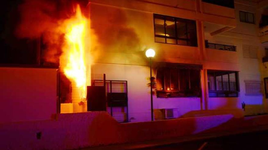 Los bomberos rescatan de las llamas a un vecino de Playa del Inglés