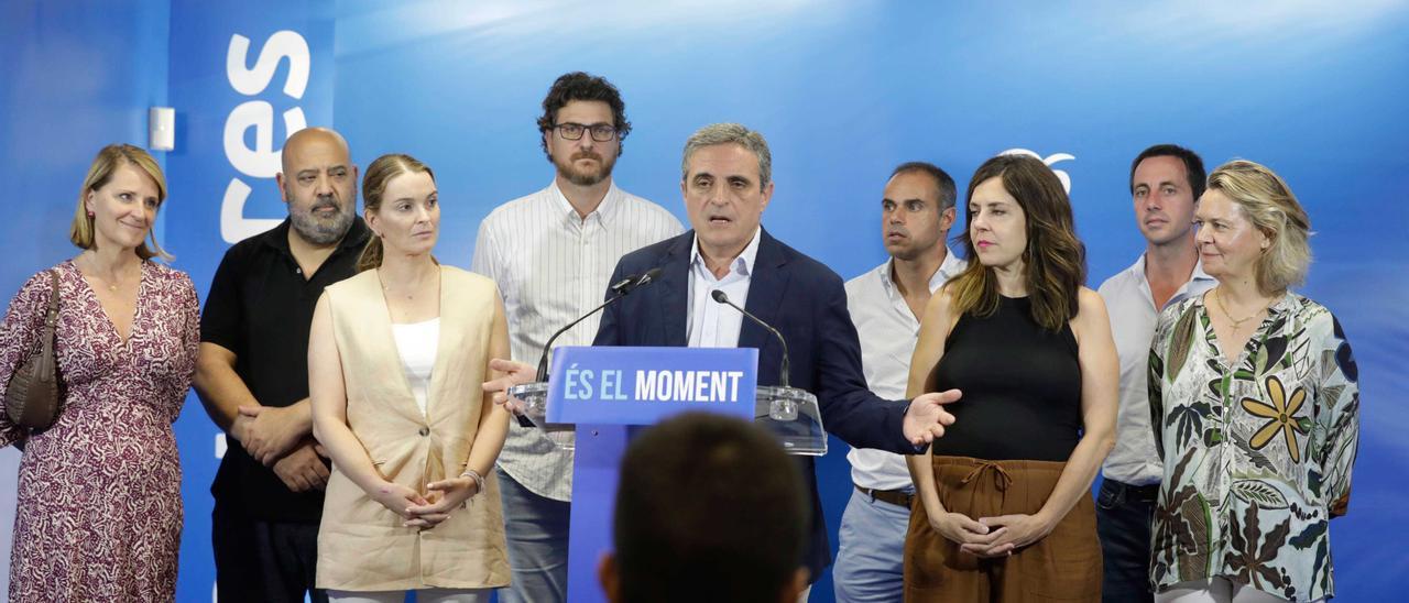 Vicente Marí Bosó con la cúpula del PP balear tras conocerse los resultados electorales