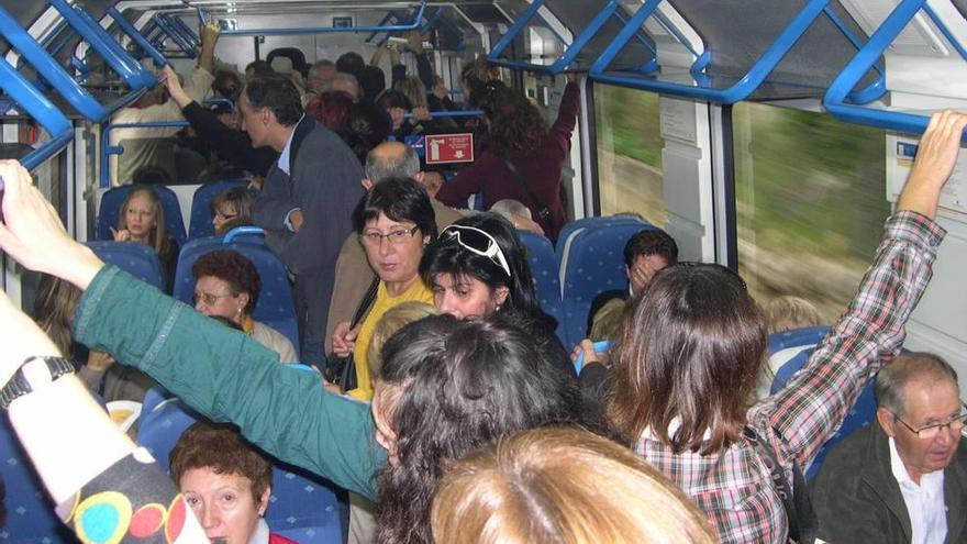 Los trenes suelen ir llenos de viajeros durante el Dijous Bo.