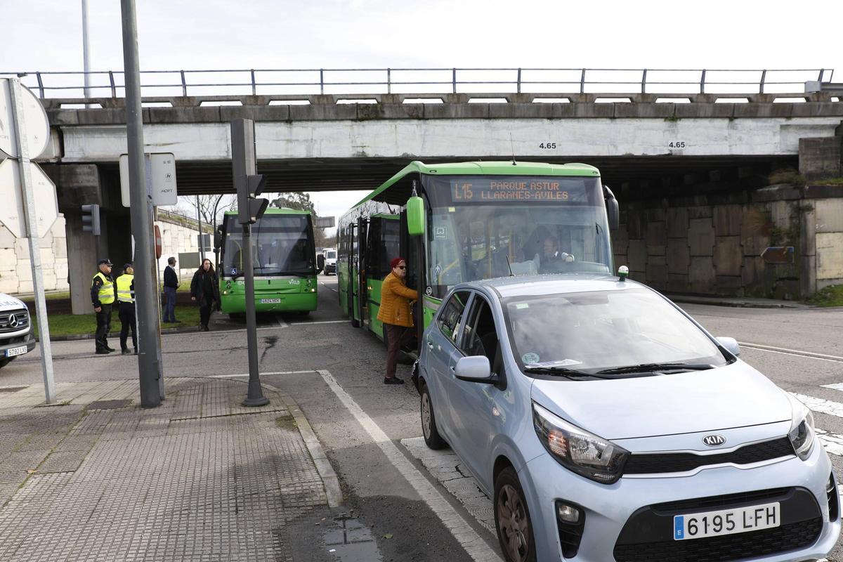 EN IMÁGENES: Impactante accidente entre un coche y un autobús en la entrada de Avilés