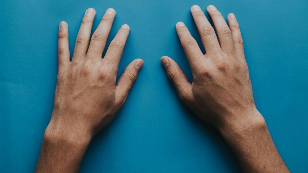 TECNOLOGÍA / Una mano robótica supera a la humana en algunos movimientos gracias a un diseño mucho más simple