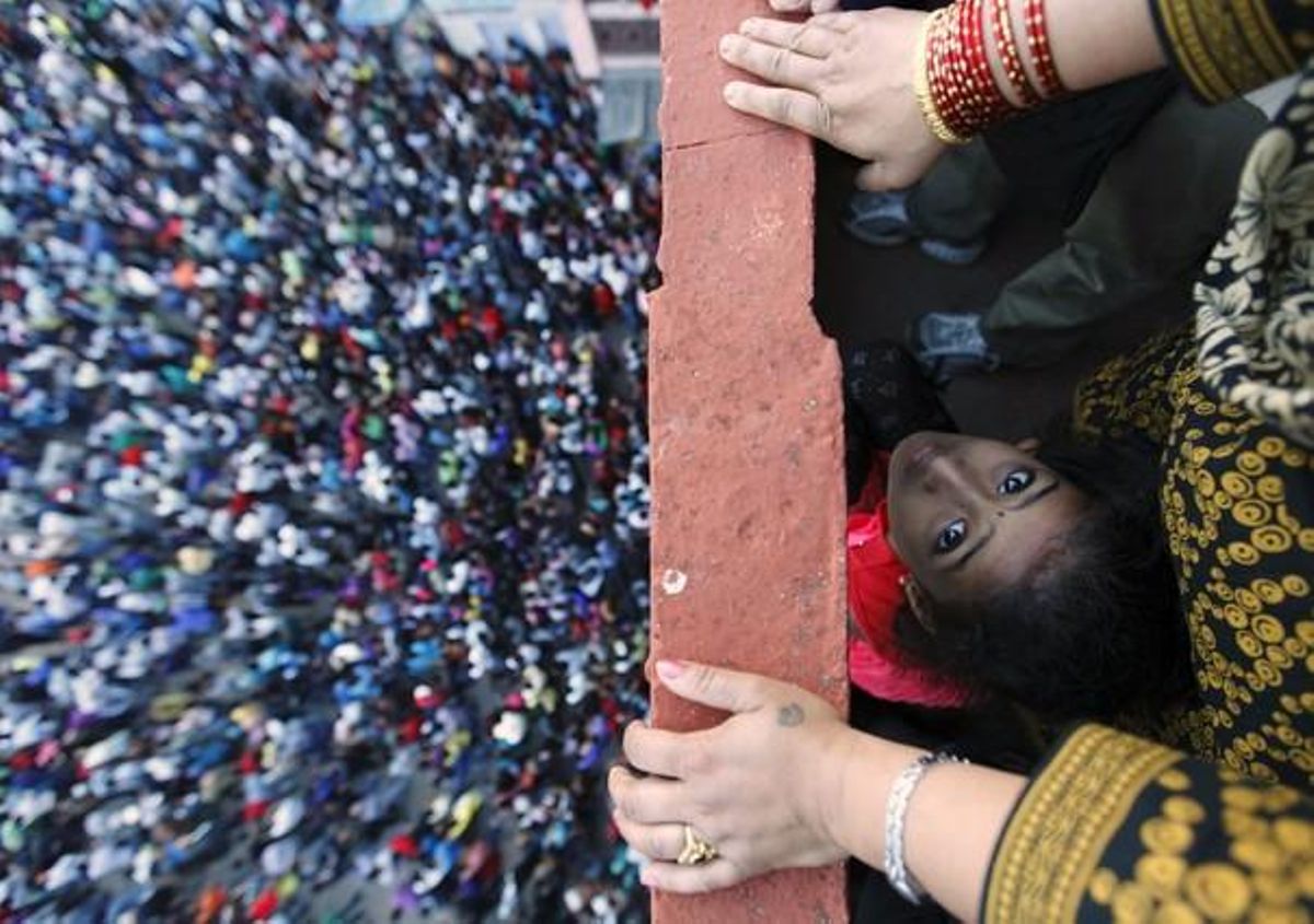 Una nena mira a la càmera durant el festival de Bisket a Bhaktapur.