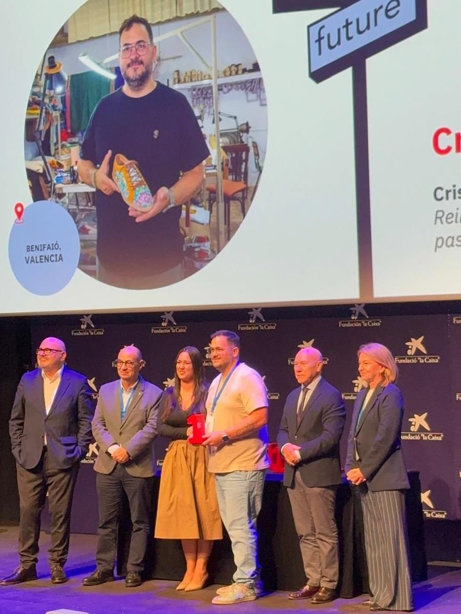 Cristian Morillo, en el centro, al recibir el premio.
