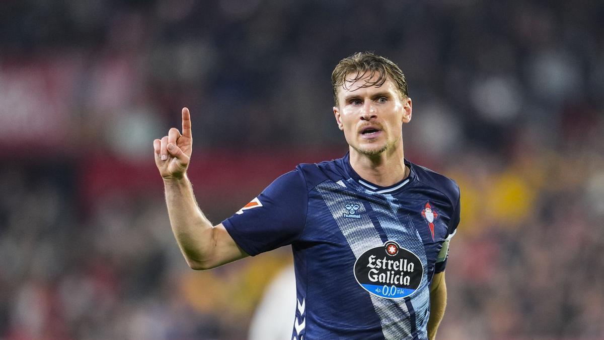 Partido entre el Sevilla y el Real Club Celta de Vigo disputado en el estadio Ramón Sánchez-Pizjuán. Carl Starfelt of RC Celta de Vigo gestures during the Spanish league, LaLiga EA Sports, football match played between Sevilla FC and RC Celta de Vigo at Ramon Sanchez-Pizjuan stadium on January 12, 2026, in Sevilla, Spain. AFP7 12/01/2026 ONLY FOR USE IN SPAIN. FUTBOL. LIGA. PRIMERA DIVISION