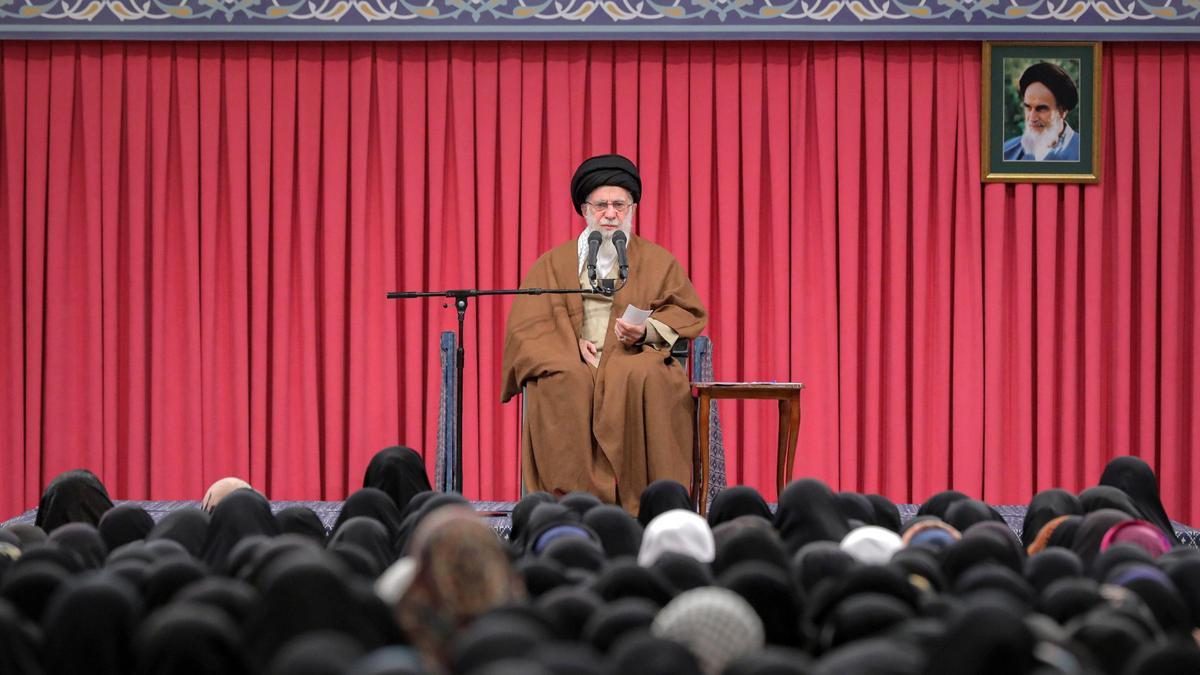 El líder supremo de Irán, el ayatolá Ali Jamenei, se reúne con mujeres