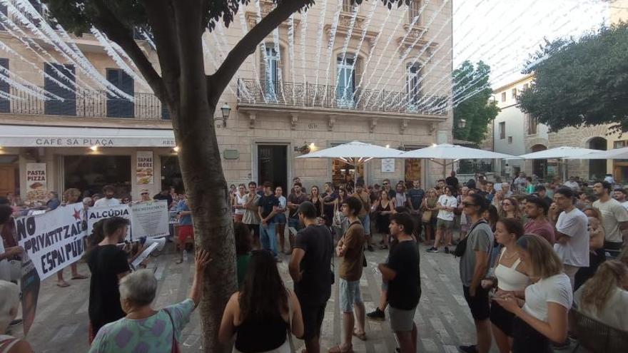 La concentración de protesta tuvo lugar en la Plaça de la Constitució, en Alcúdia. | MOVIMENT ALCUDIENC