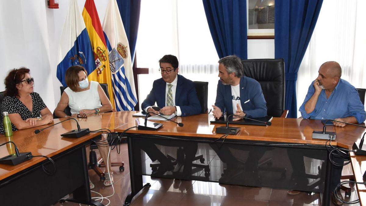 Reunión de Pedro Martín en el Ayuntamiento de San Juan de la Rambla.