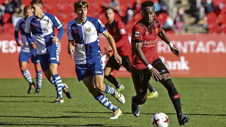 Lago Junior controla el balón en el partido del domingo ante el Sabadell.