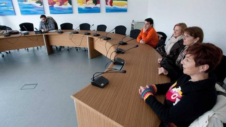 Concejales de Carreño y Gozón, durante una reunión mantenida ayer en Luanco, con la ausencia del PP.