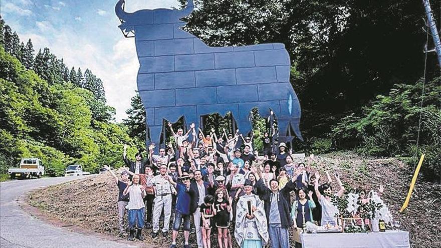 El toro de Osborne se planta en Japón en una feria de arte