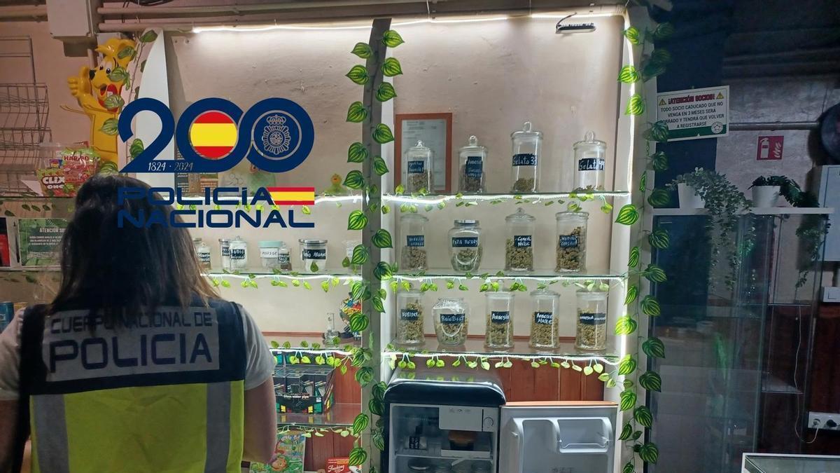 Una agente de la Policía junto al falso local de venta de marihuana con fines terapéuticos
