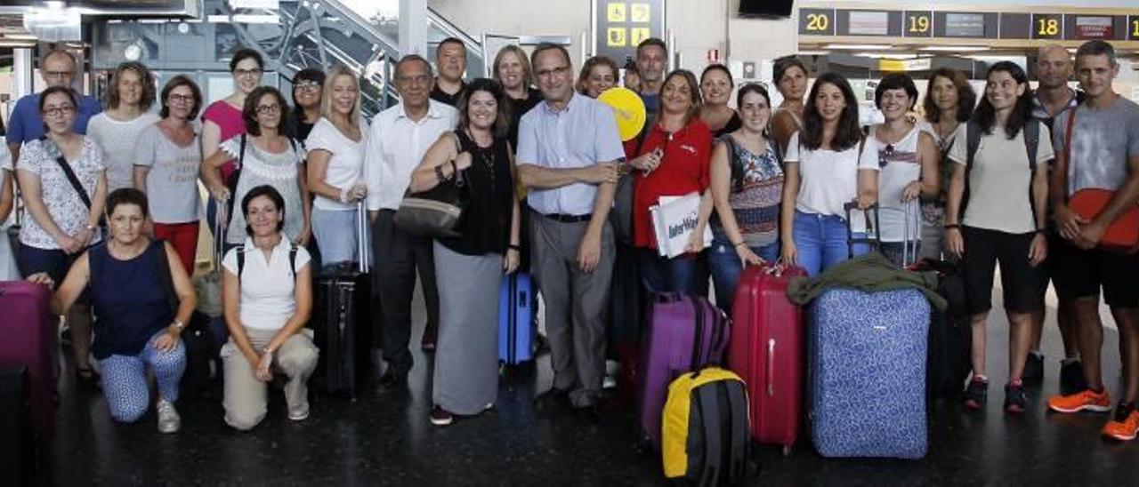 El secretario autonómico de Educación, Miquel Soler, en el aeropuerto de Manises, junto a un grupo que ayer partió hacia el Reino Unido.