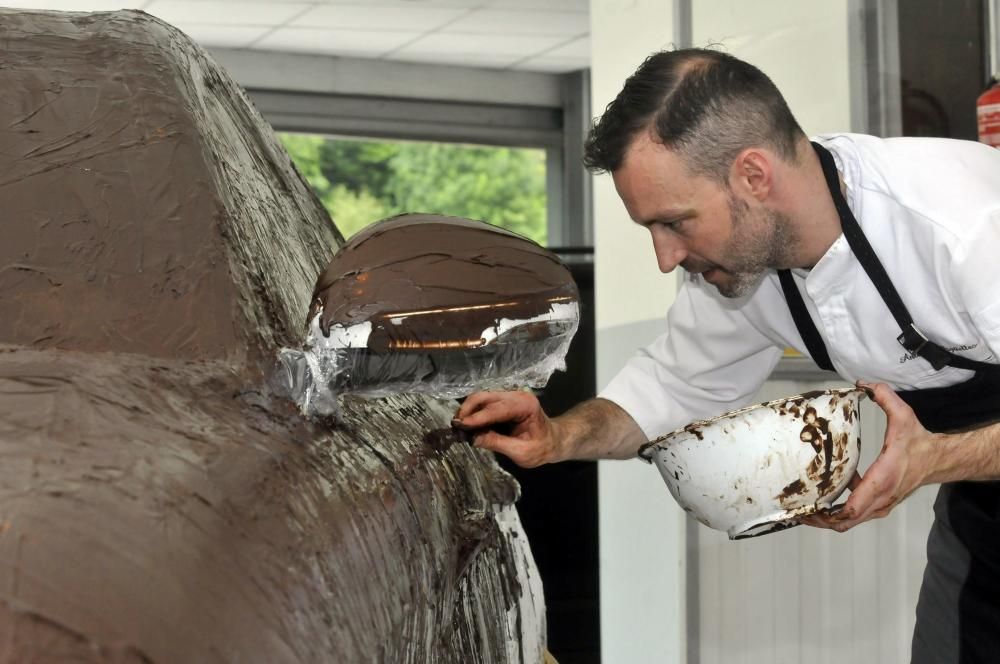 El pastelero Toño Argüelles cubre de chocolate un coche